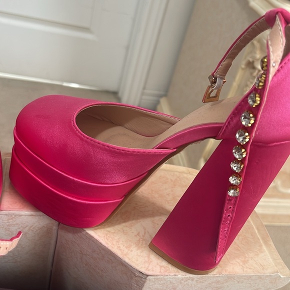 🩷 Pink Shoes! - Picture 3 of 9